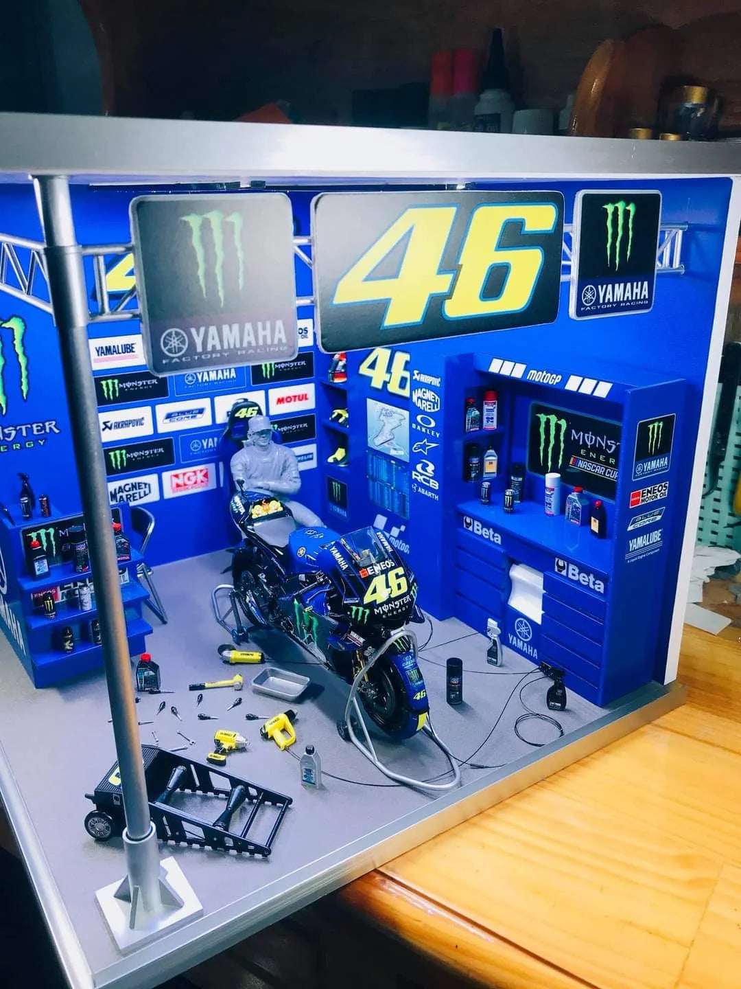 Valentino Rossi 2020 Yamaha MotoGP Garage Diorama 1:12 Bike, Rider Figure & Mini Garage