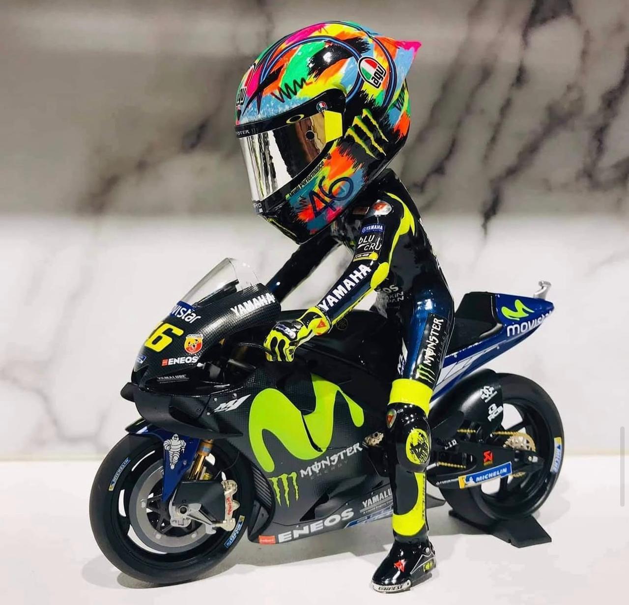 Valentino Rossi 1/12 Scale Diecast Model – Figure with Yamaha MotoGP Bike