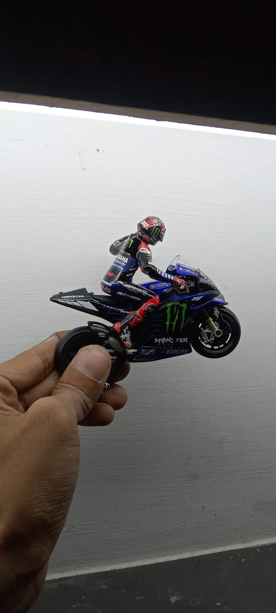 Miniature Maisto moto GP Yamaha factory racing Fabio Quartararo 2022  1/18eme - Accessoire & Stand sur La Bécanerie